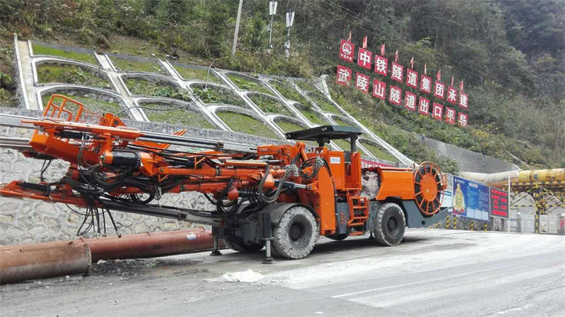 中铁工程装备三臂凿岩台车顺利抵达黔张常铁路武陵山隧道